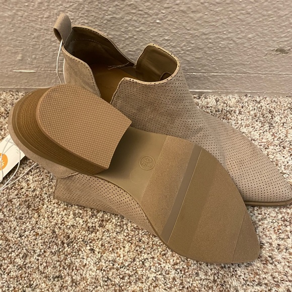 Universal Thread Taupe Ankle Bootie 9.5 - Picture 3 of 4